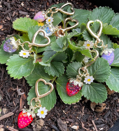 Cute Strawberry Keychain,Bag Charms,Kawaii Heart Flower Daisy Key chains Accessories Decor for Girls Purse Gift